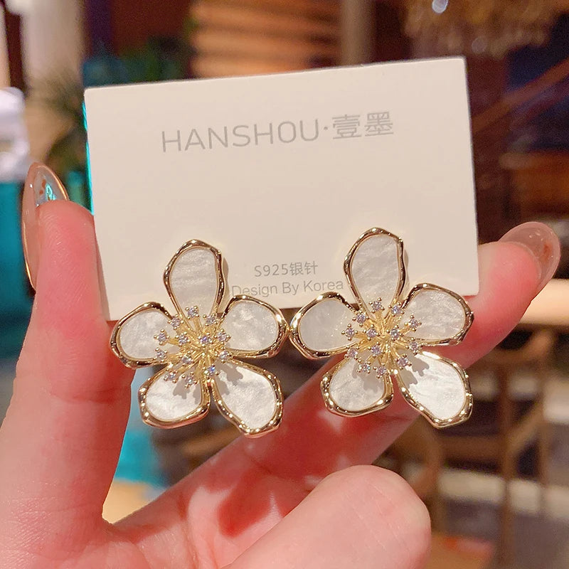 Korea New Design Fashion Jewelry Exaggerated White Acrylic Zircon Flower Earrings Elegant Women Wedding Party Accessories