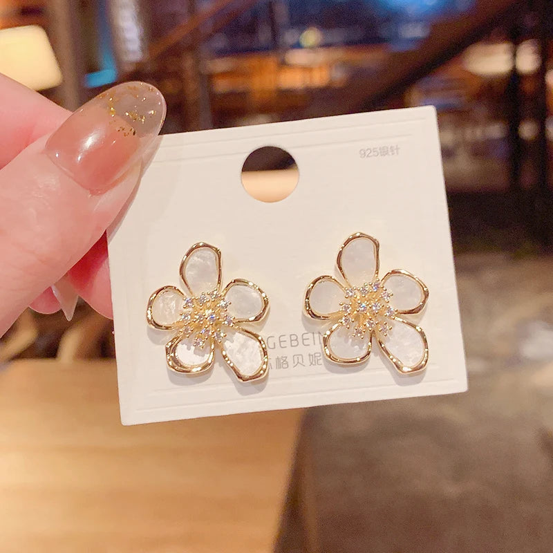 Korea New Design Fashion Jewelry Exaggerated White Acrylic Zircon Flower Earrings Elegant Women Wedding Party Accessories